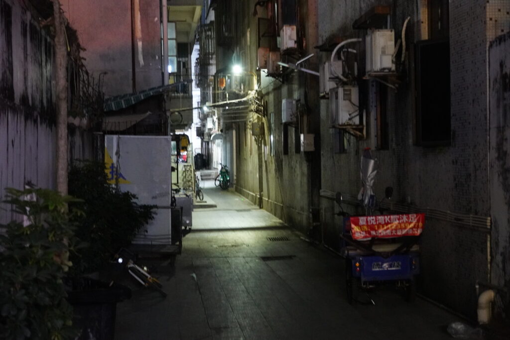 中国 珠海市 夜の蓮花路 路地裏