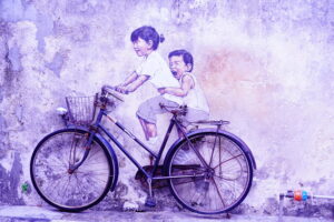 マレーシア ペナン Little Children on a Bicycle（Kids on Bicycle）